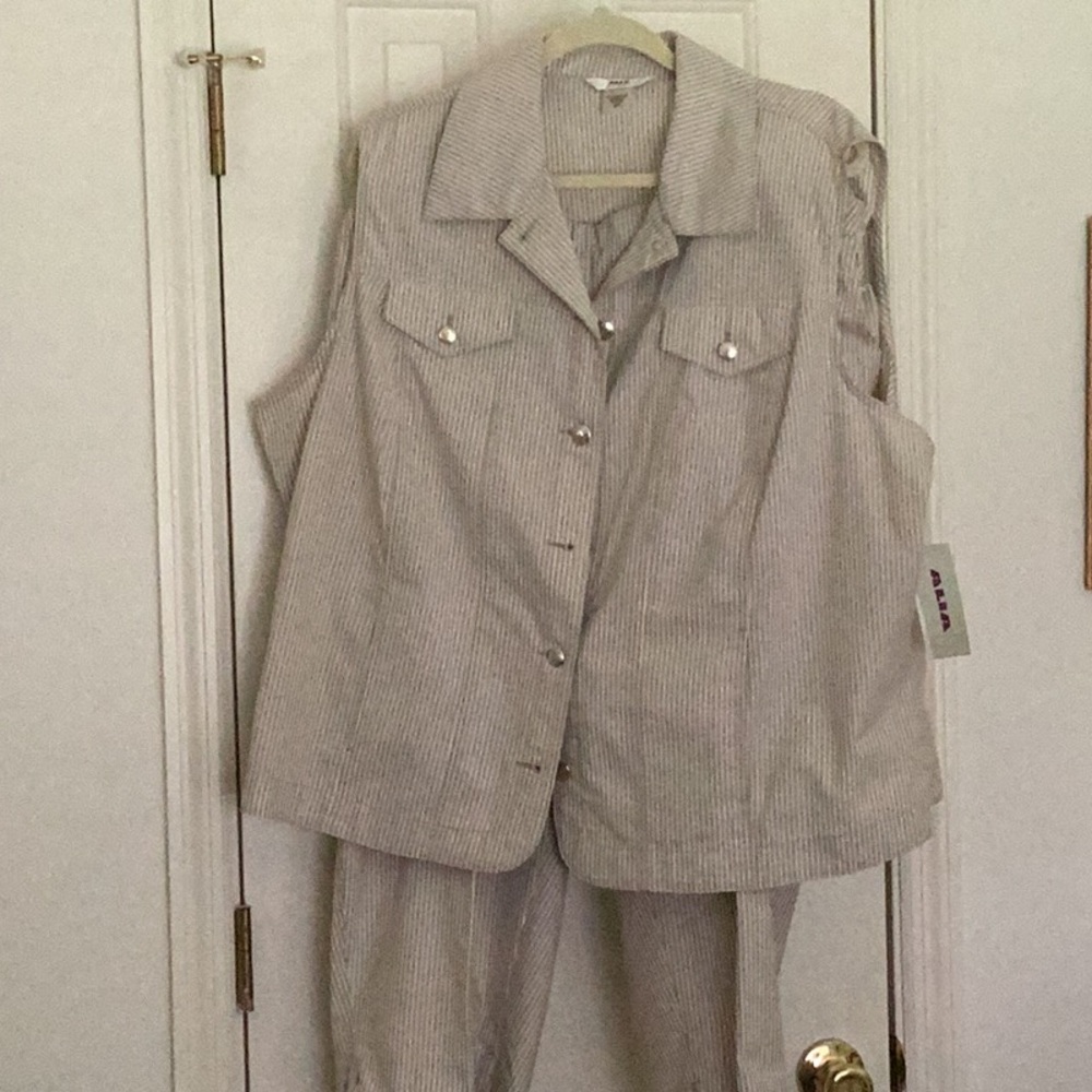 NWT-Alia  Sleeveless Vest and Matching Capri Pants, Sz 22W, -Desert Bloom